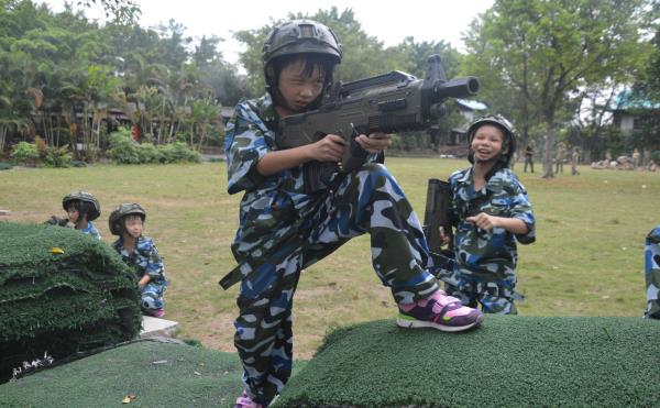 黄埔军校夏令营让孩子挑战自我摆脱枯燥假期