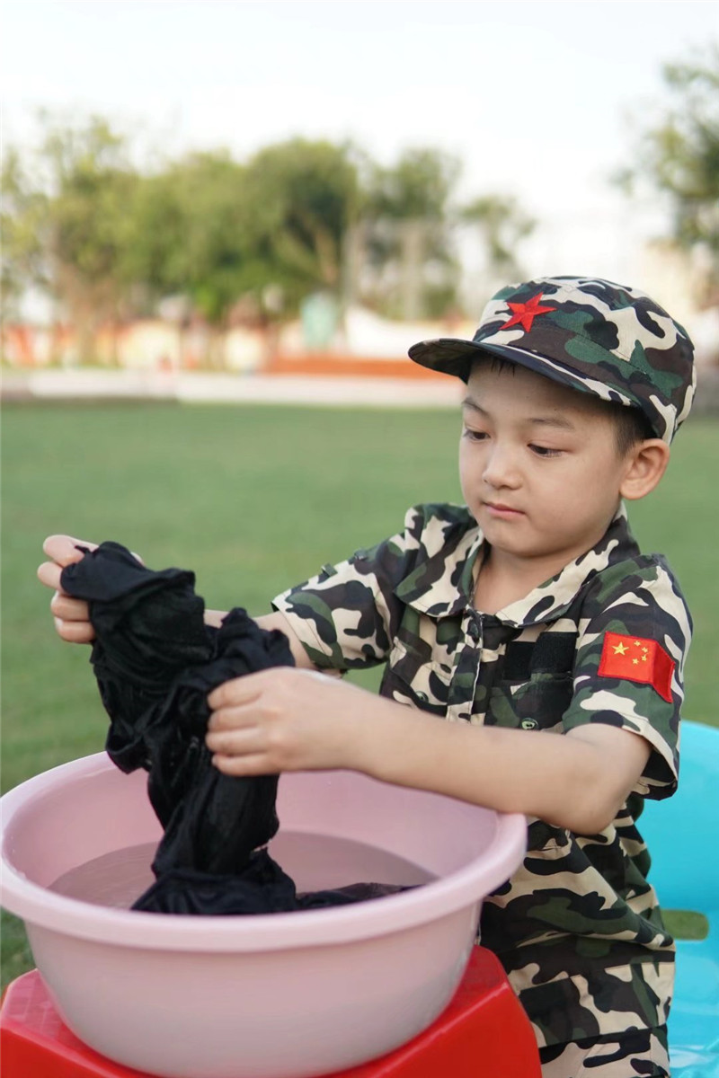在营地学生的脏衣服是如何处理的？是学生自己洗还是学校统一安排送到外面去洗？